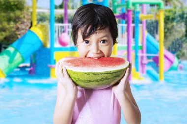 Çocuk Havuzu karpuz yiyor