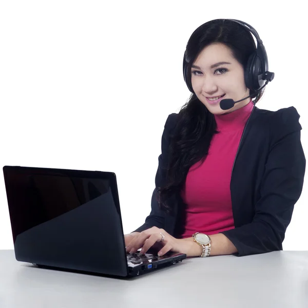 Attraente receptionist con computer portatile — Foto Stock