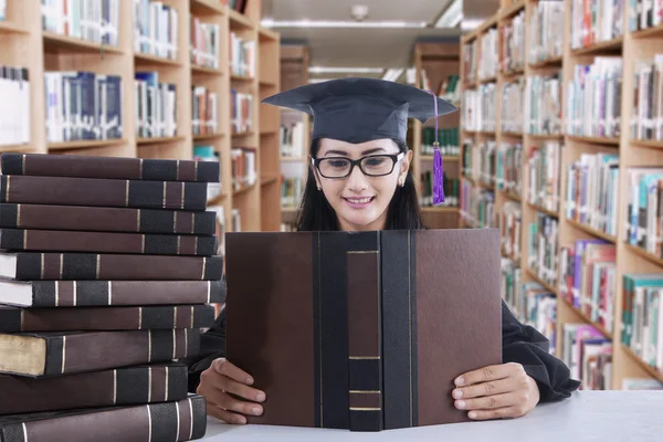 Bachelor in lezen boeken in bibliotheek — Stockfoto