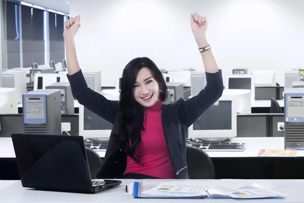 Vrolijke manager vieren van haar succes — Stockfoto