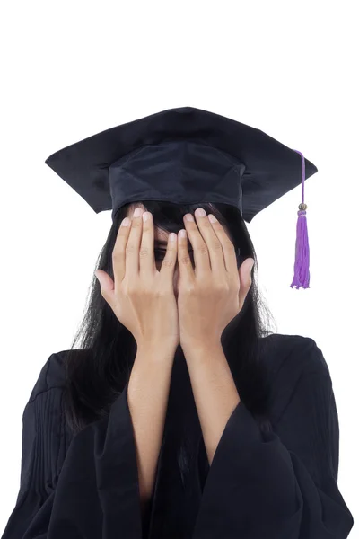 Vrouwelijke Bachelor in met afstuderen gown gluren — Stockfoto