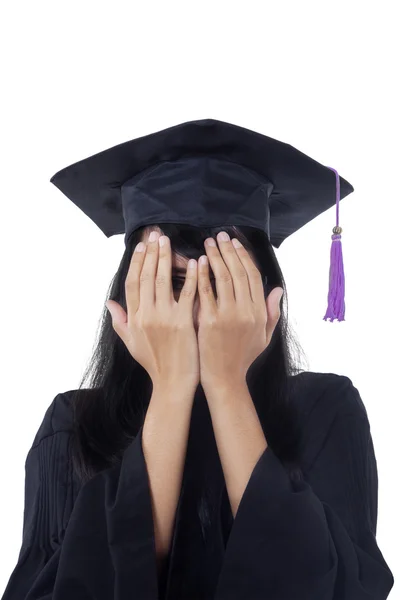 Feminino solteiro com vestido de formatura espreitando — Fotografia de Stock