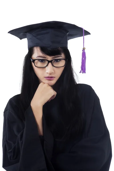 Estudante de graduação vestindo capa de formatura — Fotografia de Stock