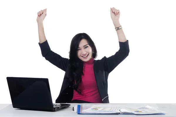 Mooie zakenvrouw haar overwinning vieren — Stockfoto