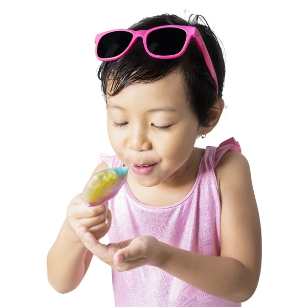 Tatlı küçük kız dondurma yiyor — Stok fotoğraf