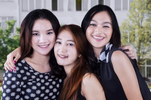 Tres alumnas en el patio escolar — Foto de Stock