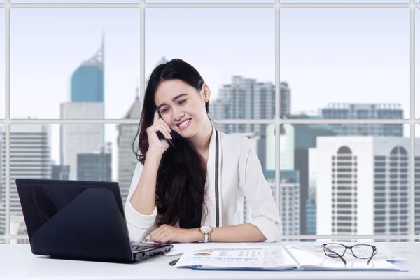 Trabalhador falando ao telefone na sala de escritório — Fotografia de Stock