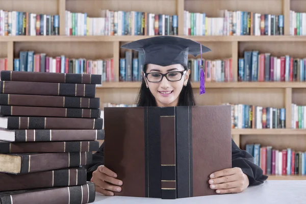 Jovem solteiro estudando na biblioteca — Fotografia de Stock