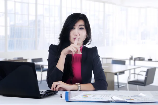 Young manager showing silent sign — Stock Photo, Image