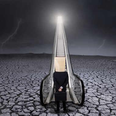 Şans 2 merdiven üzerinde anonim işadamı