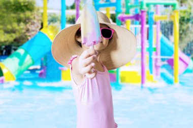 Çocuk gösteren dondurma havuz