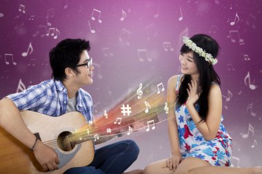 Birlikte gitar şarkı ile Romantik Çift