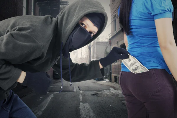 Einbrecher stahlen Geld auf offener Straße — Stockfoto