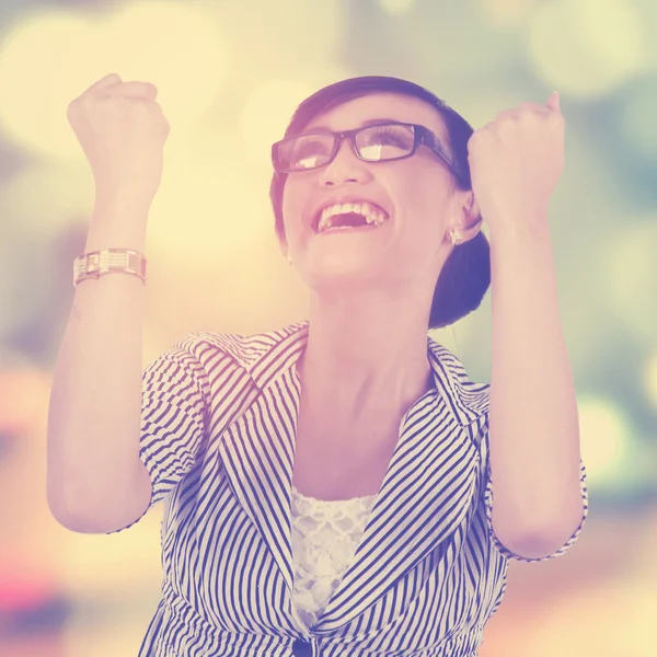 Empresária alegre com fundo bokeh — Fotografia de Stock