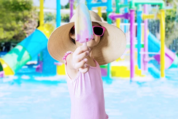 Criança mostrando sorvete na piscina — Fotografia de Stock