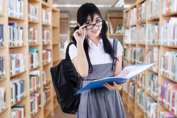 Studente universitario tiene cartella in biblioteca — Foto Stock