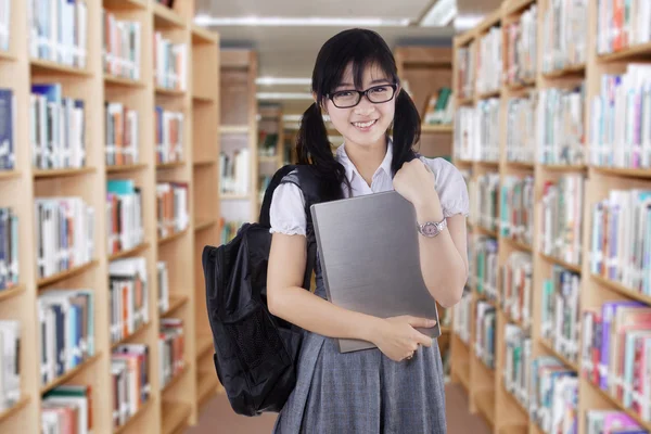 Estudante do ensino médio feminino na biblioteca — Fotografia de Stock