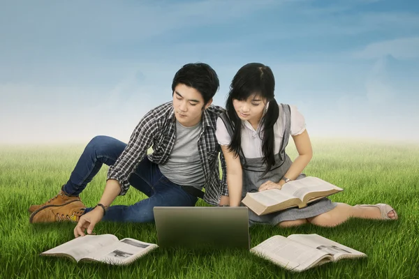 Estudiante enfocado estudiando al aire libre —  Fotos de Stock