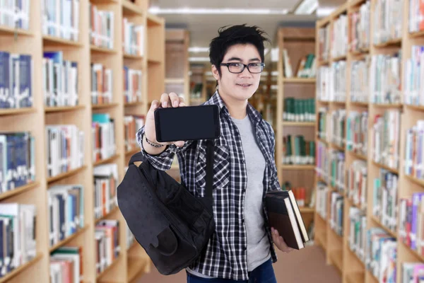 Studente della scuola superiore che mostra il cellulare — Foto Stock