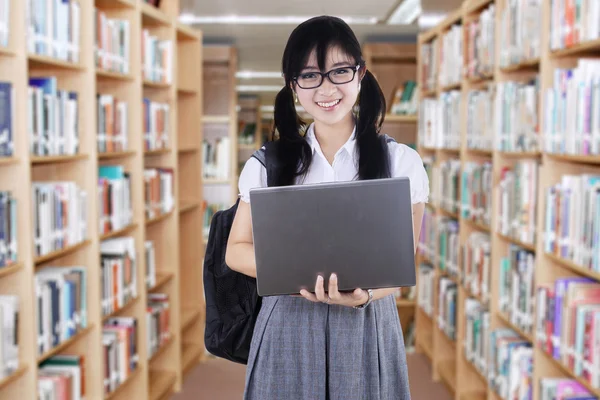 Härlig collegestudent i biblioteket mittgången — Stockfoto