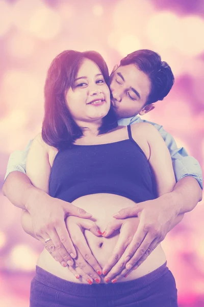 Pregnant mother and husband with blur background — Stock Photo, Image