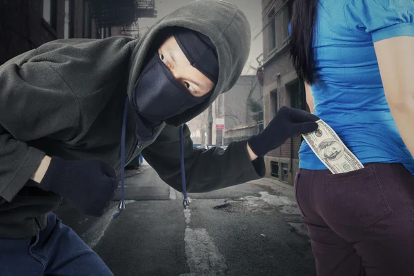 Robber stole money on the alley — Stock Photo, Image