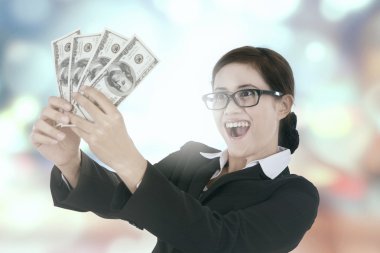 Hafif parlak arka plan kadınla para tutar