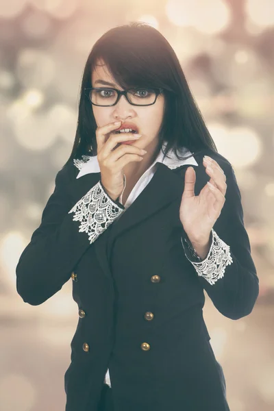 Verängstigte Geschäftsfrau mit Bokeh-Hintergrund — Stockfoto