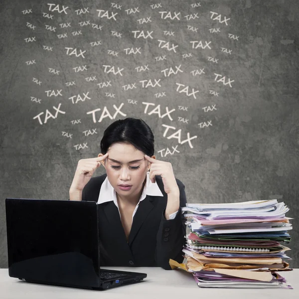 Woman get tax pressure — Stock Photo, Image