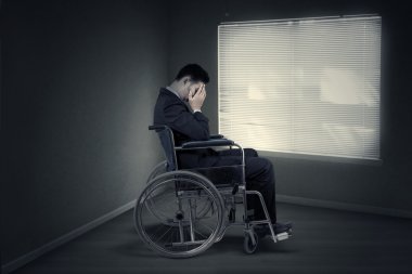 Pencerenin oturan Engelli iş adamı