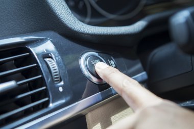 Sürücü push başlamak düğme bir araba