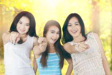 Doğada kamera işaret kızlar