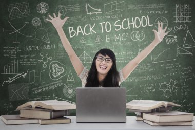 Öğrenci sınıf 1 mutluluğu ifade