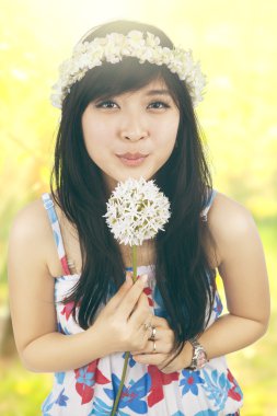 genç kız bir karahindiba doğadaki üfleme