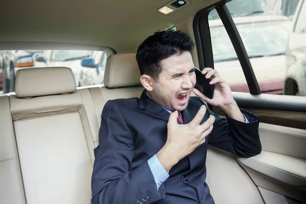 Arg man skriker på telefonen — Stockfoto