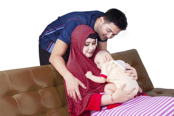 Attraktiva muslimsk familj och söt baby — Stockfoto
