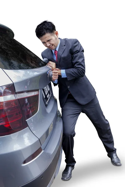 Biznesmen popychając samochód uszkodzony — Zdjęcie stockowe