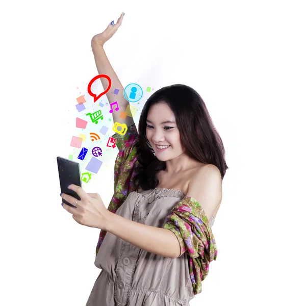 Veselá dívka, prohlížení internetu na mobil — Stock fotografie