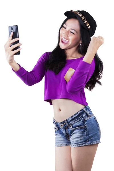 Cep telefonu ile neşeli modern genç kız — Stok fotoğraf