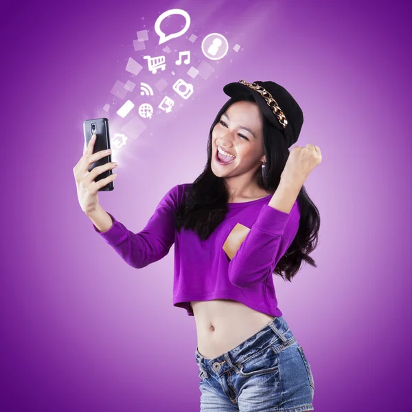 Roztomilá dívka se baví s mobil — Stock fotografie