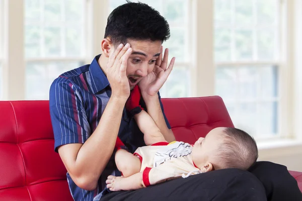 Papá jugar peekaboo con su bebé — Foto de Stock