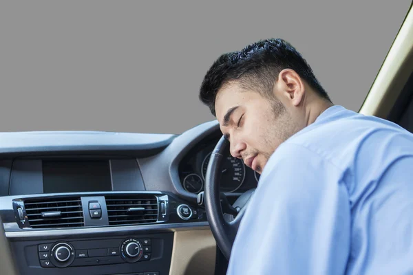 Hombre agotado durmiendo en el coche — Foto de Stock