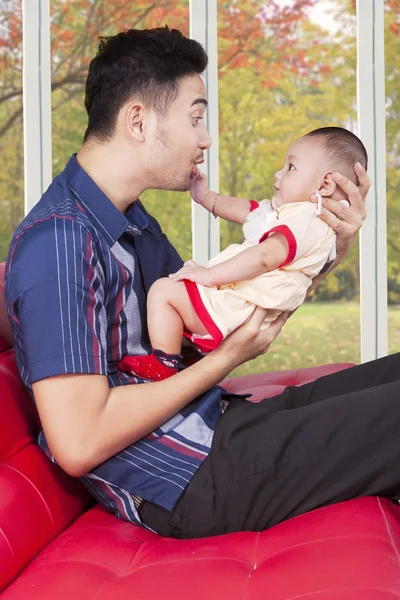 Far spela med sin baby i vardagsrummet — Stockfoto