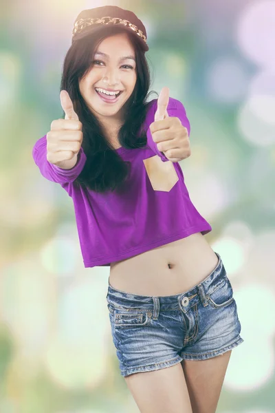 Female hipster showing thumbs up — Stock Photo, Image
