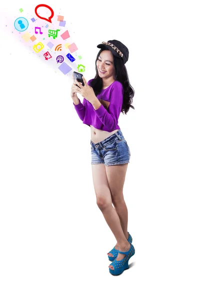 Ragazza che utilizza i social media con smartphone — Foto Stock