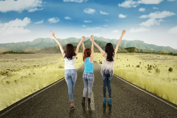 Las niñas disfrutan de la libertad en el camino rural — Foto de Stock