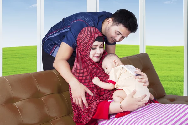 Familia musulmana feliz y bebé niño — Foto de Stock