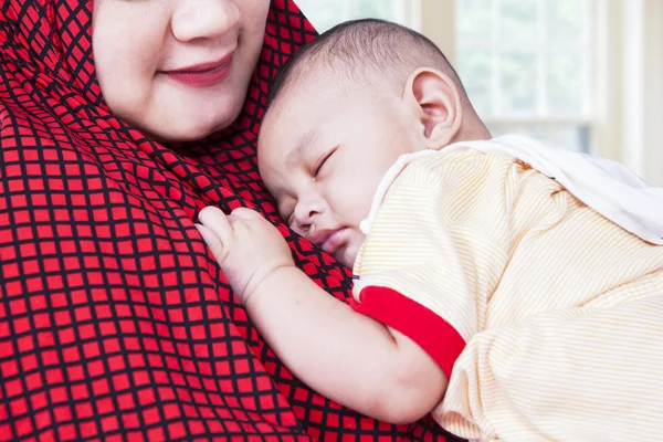 Bambino innocente e madre musulmana — Foto Stock