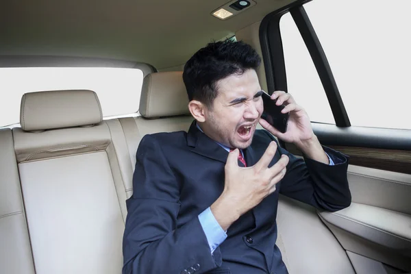 Male entrepreneur scold someone on the phone — Stock Photo, Image