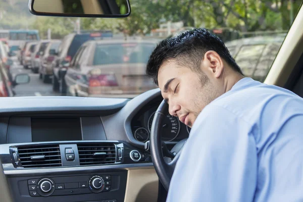 Man ta en vila i traffic jam — Stockfoto